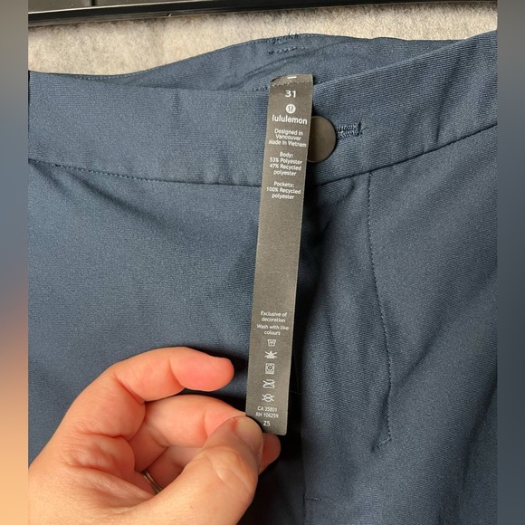 Lululemon ABC Men Size 31 Navy Blue Flat Front Shorts - Picture 4 of 6